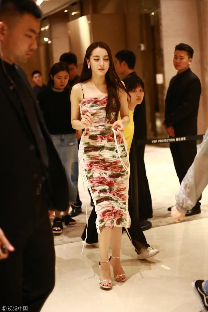 迪丽热巴穿碎花吊带裙露雪肌身材美好