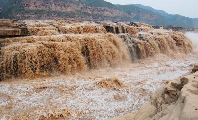  『水下』中国第二大飞瀑壶口瀑布，水下起烟的美丽动人园林景观