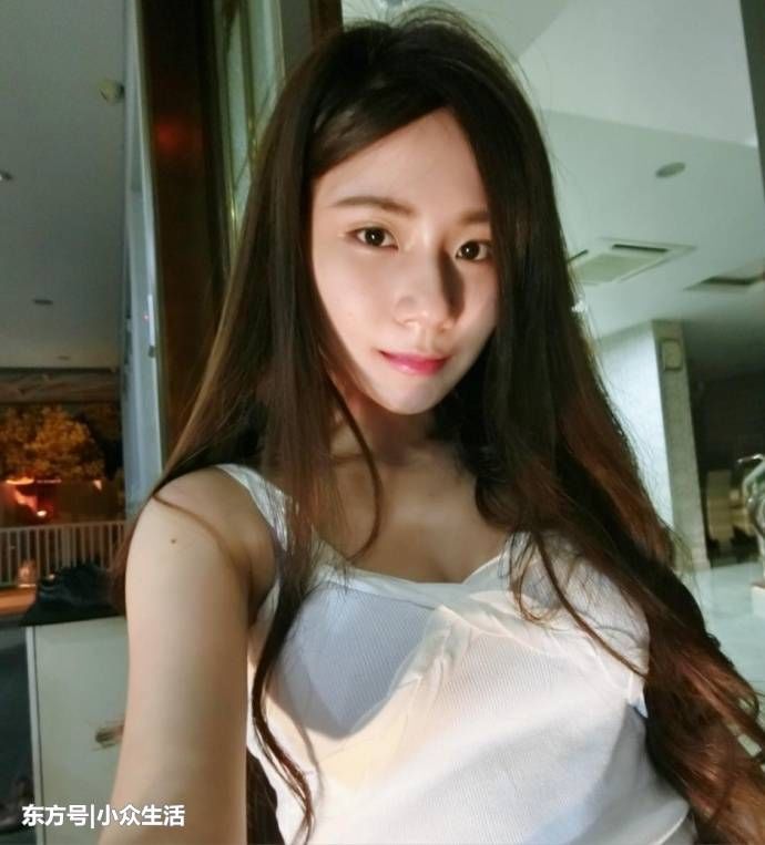 街拍:小姐姐一件吊带小背心，带子吸引人眼球!