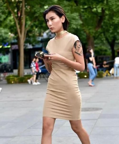  皮肤：养眼女神街拍：皮肤白皙的小姐姐，一件白色上衣配牛仔短裤，青春活力气质