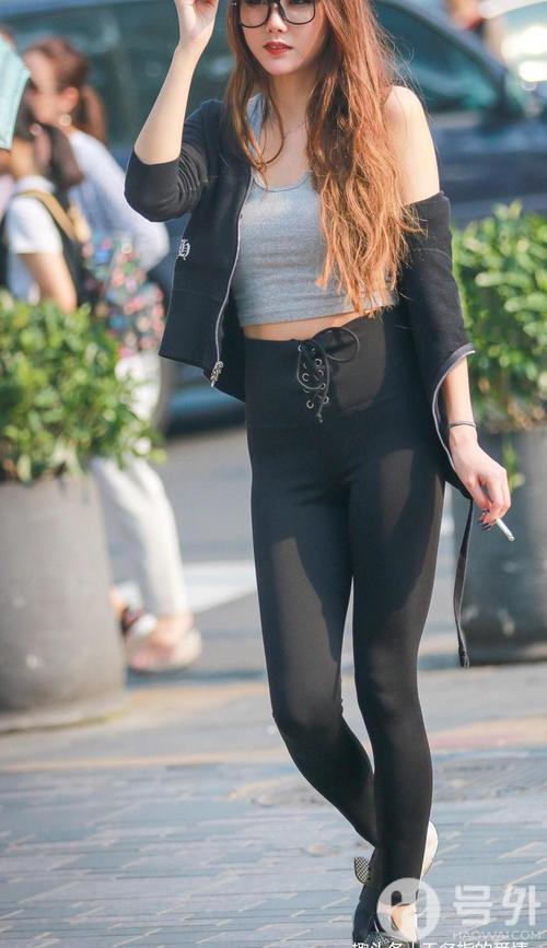 时尚穿搭：紧身裤能让你的腿更修长性感，绽放青春魅力！