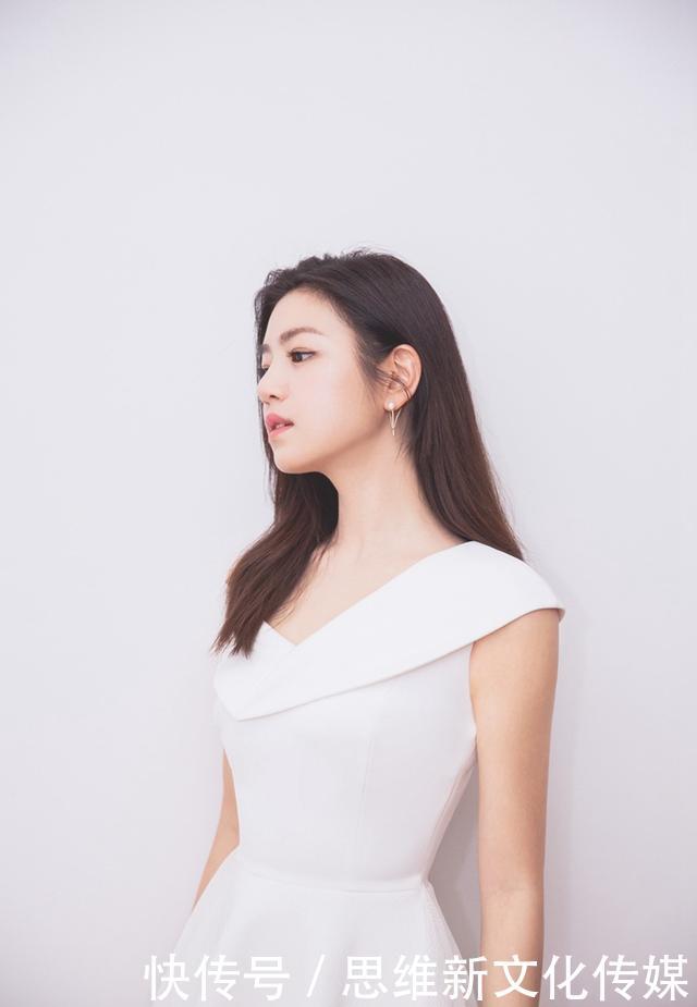 都是一身白色长裙的打扮,赵丽颖和陈妍希一对比,网友:差太多了