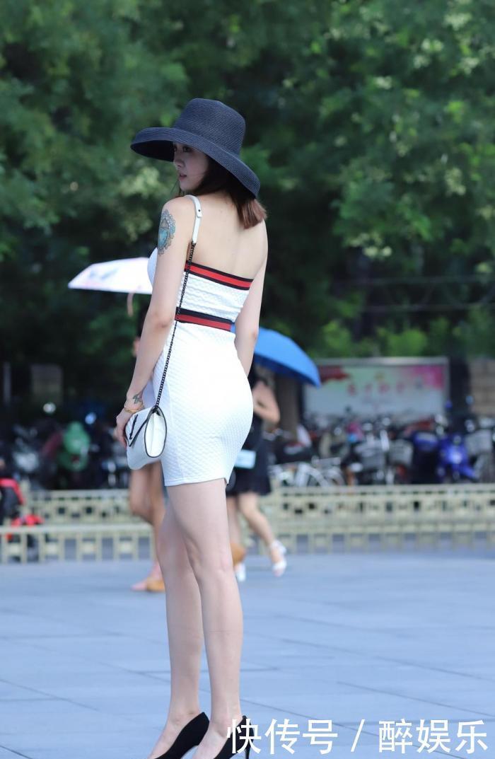 「尽显」美女颜值高气质佳,一袭红白拼接短裙尽显好身材