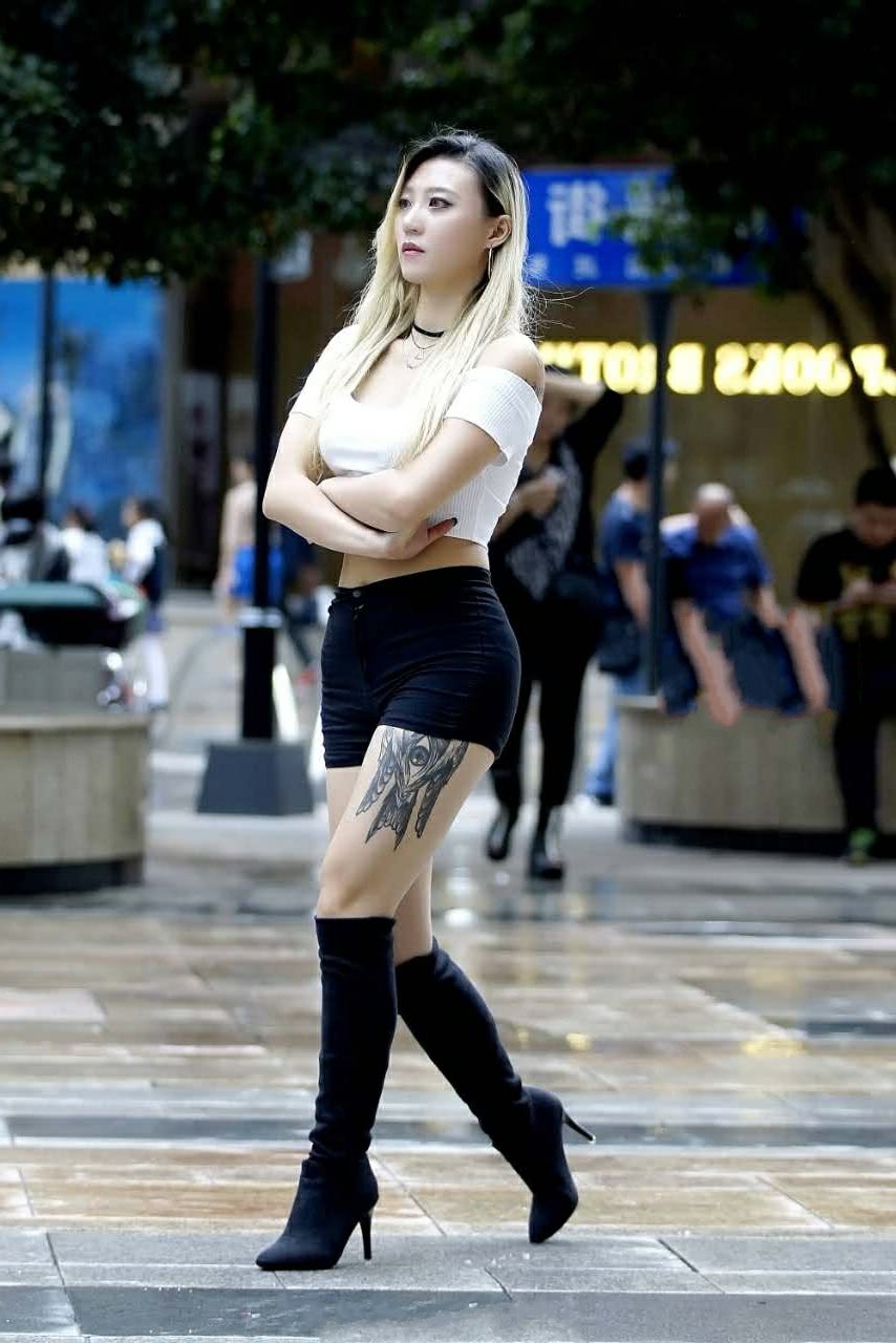 你们要的气质小姐姐夏季流行穿搭，短裤尽显修长大美腿赚足眼球