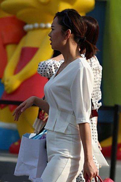 街拍: 三个闺蜜一起逛街, 纯白色的美女才是完美, 不是吗?