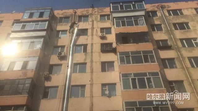  【蜘蛛人】蜘蛛人＋直臂机丨节日不放假，道里集中拆除高空烟囱、违法扩建阳台