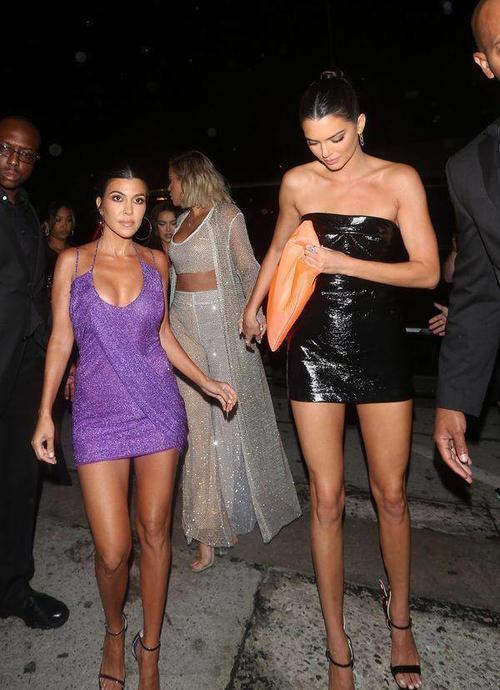 卡戴珊姐妹霸气出镜，穿紧身裙时尚性感，网友：张张有亮点！