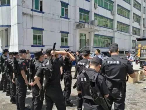 中国警察身背“大宝剑”巡逻！为啥民警现在都爱用古代冷兵器？