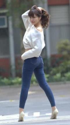 普通身材的普通修身牛仔裤搭配，不华丽却风采怡人！