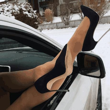 高跟鞋为性感长腿增添华丽点缀