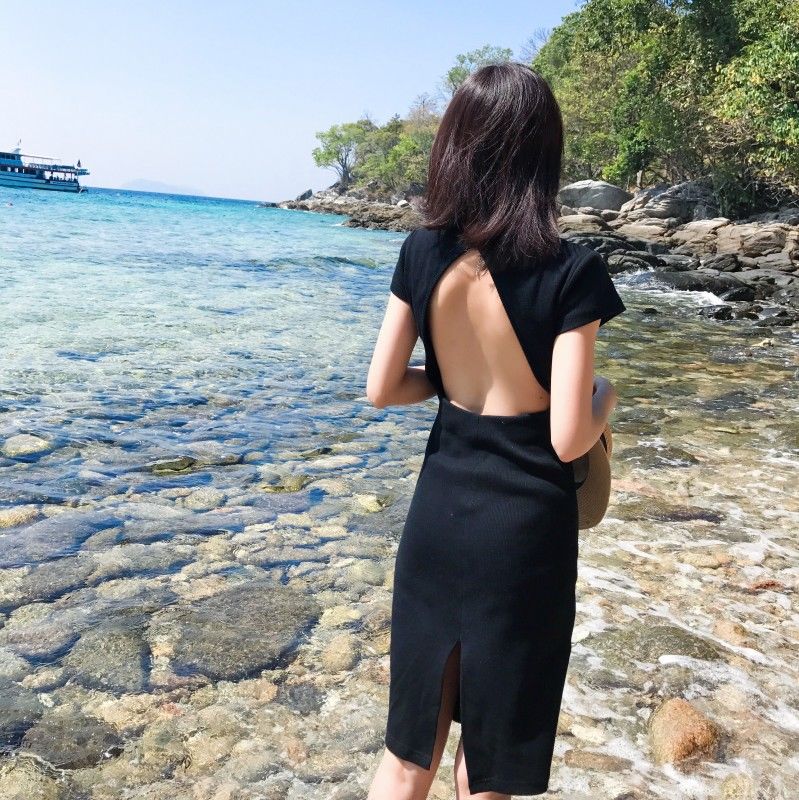 现在女人穿的裙子越来越迷人,凸显迷人身材,男人见了挪不开眼