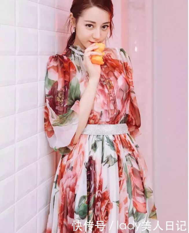 范冰冰刘涛穿长裙贵妇范，迪丽热巴穿裙子依旧少女模样，爱死了