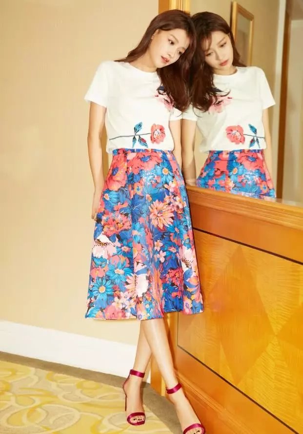 孙怡穿错了,西装很帅气可惜脖子显短,全靠一双细腿拉回颜值!