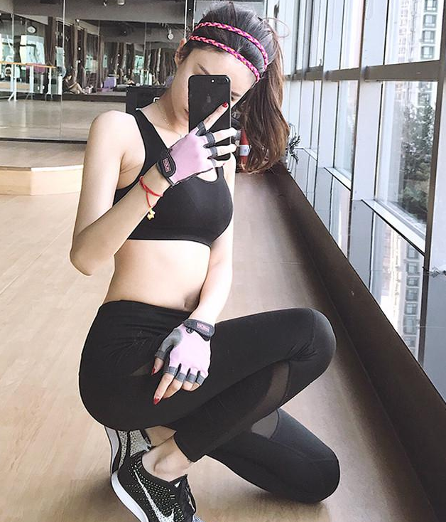 街拍美女：小姐姐非常有气质,打底裤凸显迷人身材！