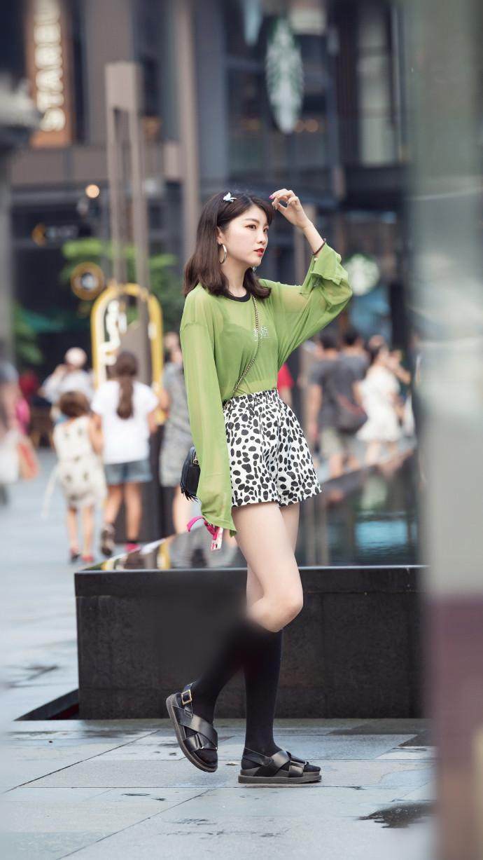 街拍: 自信一点, 不要怀疑自己的身材