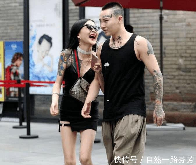 两情侣都是纹身爱好“重度患者”, 出行照让路人都感到“雷人”