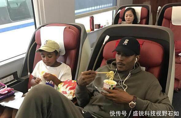 美国人眼中的中日英地铁日本安静，英国破旧，而中国是两个字