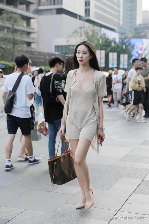 街拍：时尚甜美动人的小姐姐，修饰出身材性感有气质！
