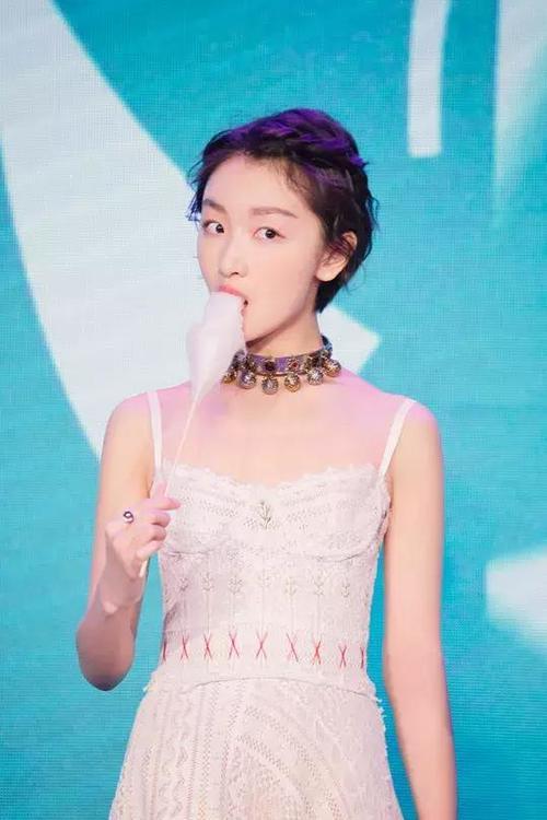 看周冬雨的时尚进阶之路