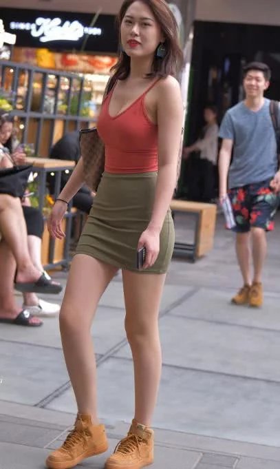 小姐姐吊带短裙秀身材，丰满的身形令人担心，网友：有点喘不过气