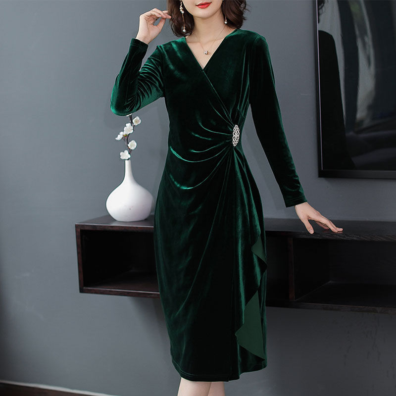 把统统连衣裙比下去的旗袍裙，搭开衫+裸鞋，60后妈妈穿洋气飞