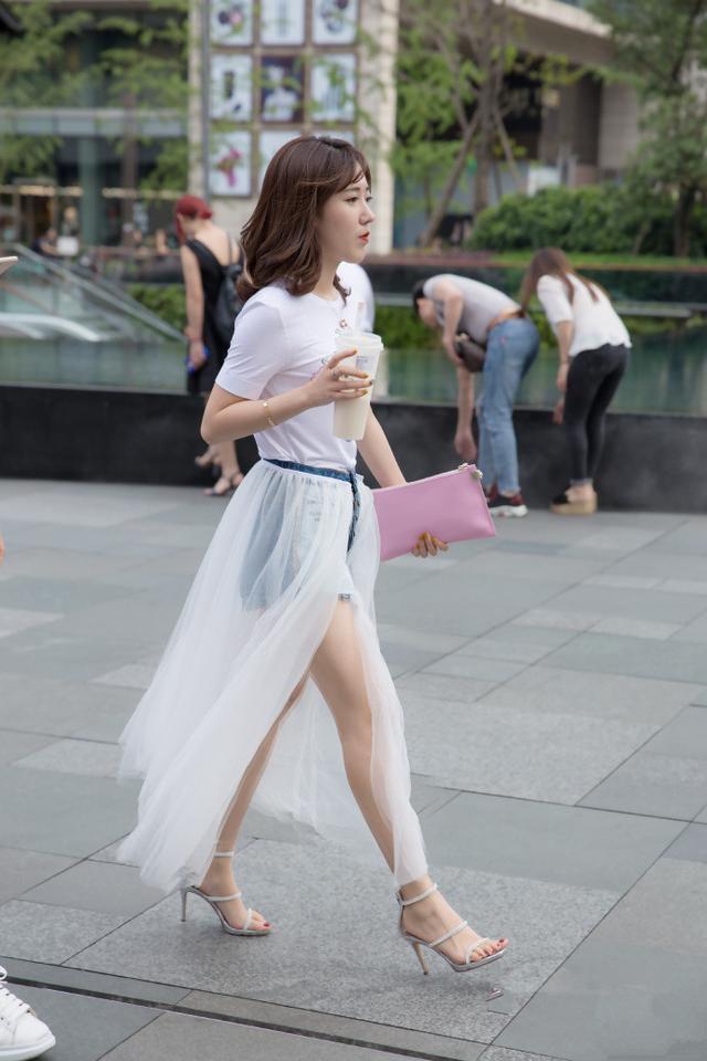 街拍：小姐姐细腿长身材也是非常吸睛的存在。