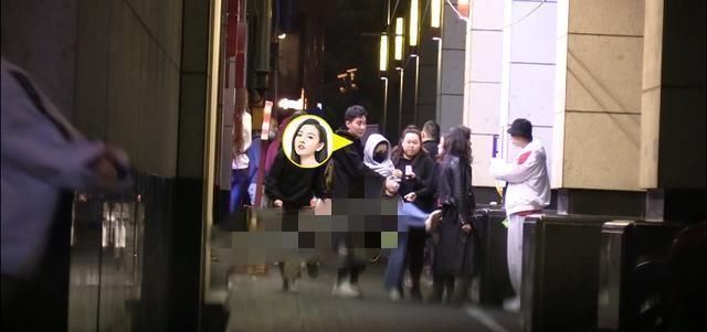 『醉酒』宋祖儿醉酒后丑态百出！两位助理搀扶，还用脚猛踢相识之人屁股