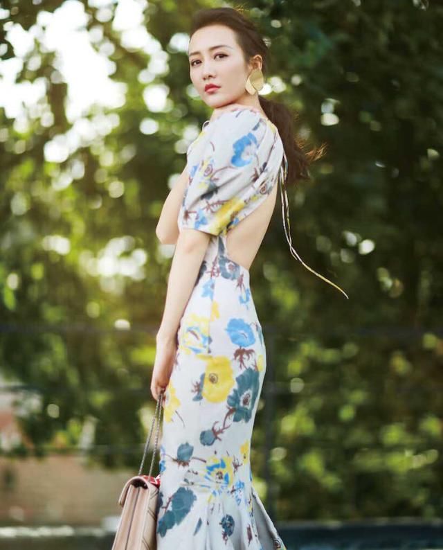 王鸥穿露背裙美到不敢认，却被鞋子毁了，求她换双鞋吧！