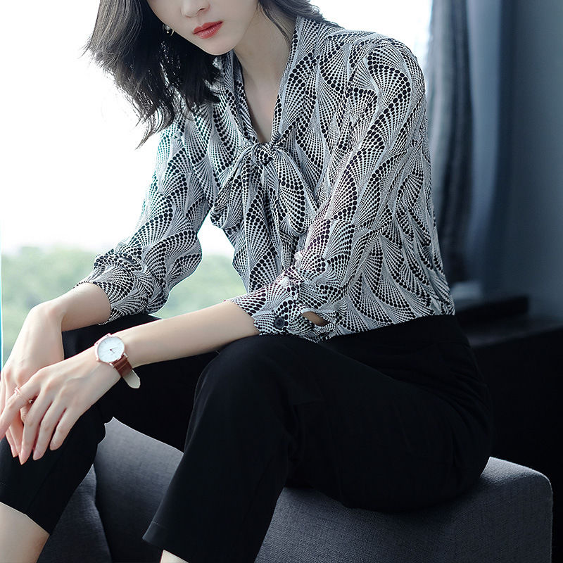 70后女人就是会穿!这小衫搭小脚裤，比裙子还洋气，超迷人