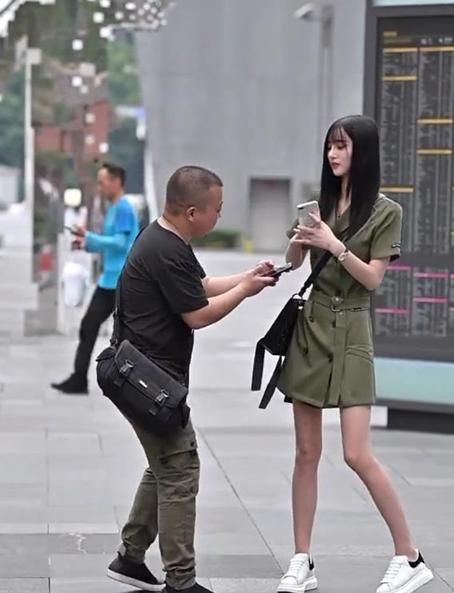  韵味|街拍：好灵动的小姐姐，颜值高灵动出众，简单时尚别有一番韵味！