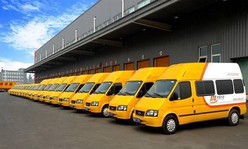 从厂妹到百亿身家，她被称为中国“快递女王”