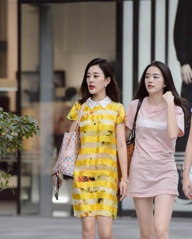 街拍 四川美女路人街拍, 吊带搭配破洞牛仔裤很清爽有女人味，这