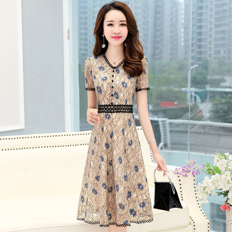 “冷淡风”裙子红得发紫，30-50岁女人穿特美，甜美显白嫩