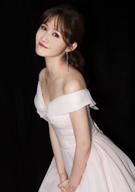 梁田白纱长裙美如仙