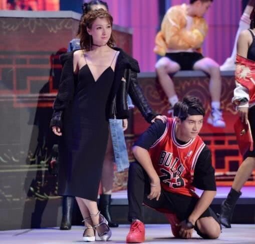 黑色性感吊带裙:周冬雨吴昕输了， 刘雯如女王倪妮风情万种