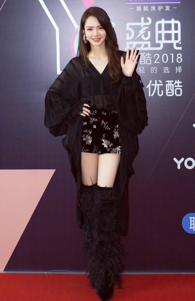 戚薇估计是没睡醒吧?穿件黑纱睡衣亮相，简单却女人味爆棚!