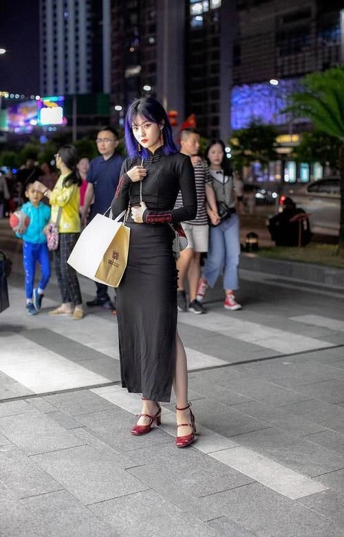 「更具」街拍夜晚潮人穿搭,时尚牛仔裤百搭不厌,黑色系搭配更具神秘优雅