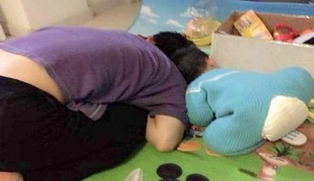  「睡姿」遗传的魔力有多大？3张图带你见证，网友：确认过姿势，是亲生的