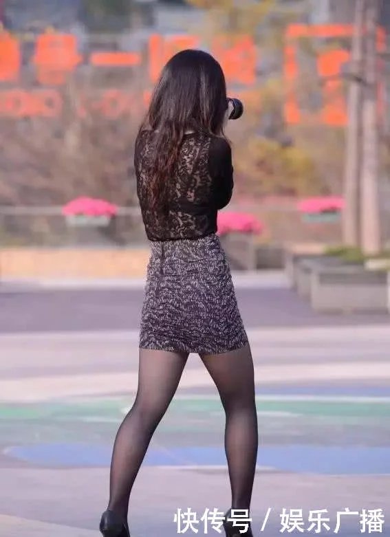 时尚御姐黑色衬衫搭配包臀裙，身材凹凸有致，玩起拍照笑逐颜开可