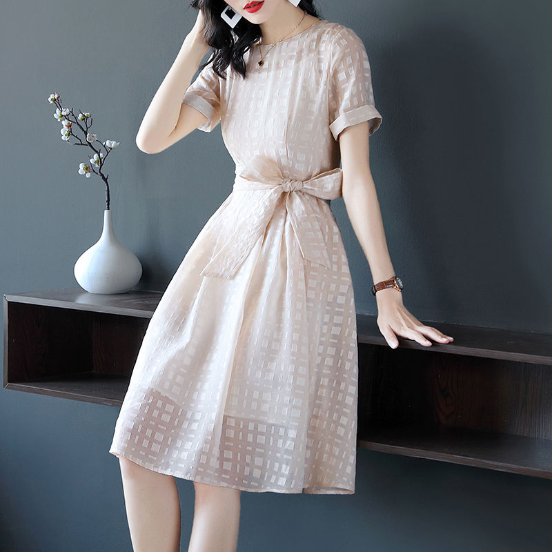 女人胆子越来越大了，短裙不穿安全裤，却从不怕走光!美丽又性感