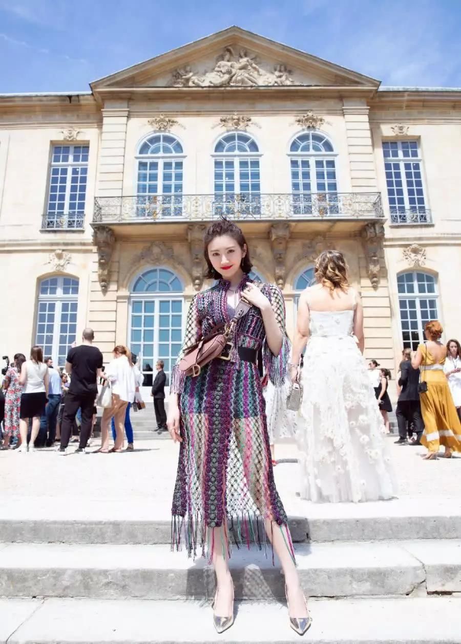 景甜皮衣配长裙视觉减5公斤，下身三角区图案让人脸红:亲亲吗?