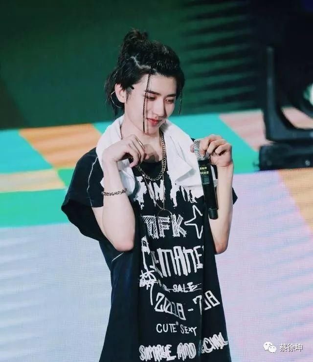 那些年蔡徐坤留过的发型!我们来盘点盘点?