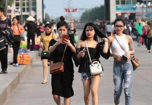 越来越多越南人去广西打工，在这到底有多挣钱？听姑娘怎么说