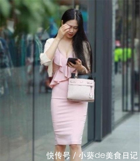 『 潇洒』穿出紧致身材!,热情时尚的街拍:飘逸潇洒的美女