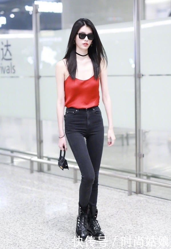 奚梦瑶穿吊带加牛仔裤现身，鞋亮了，网友：这大皮鞋可真捂脚