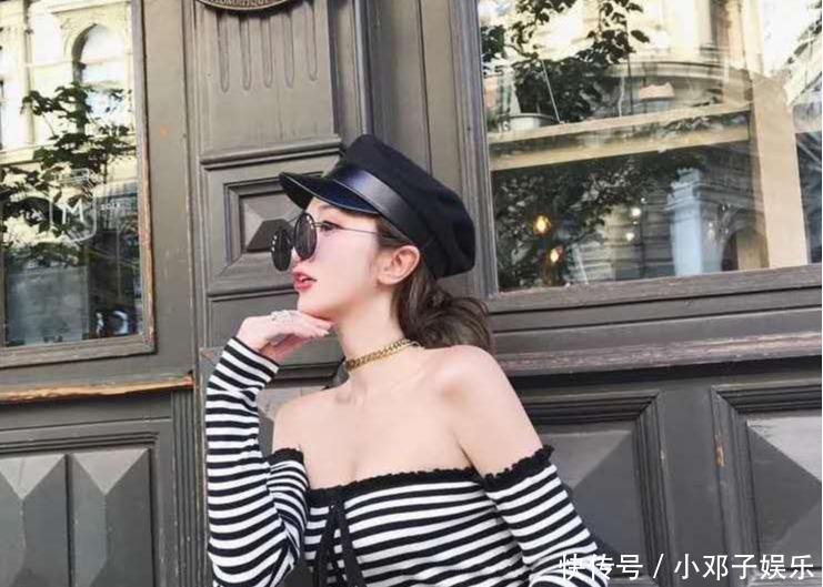 #条纹#可爱又性感的一字肩上衣搭配黑色短裙,瞬间回到十八岁那年