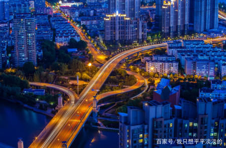  我国|我国首个被“撤销”直辖市，如今晋升新一线城市，有望媲美