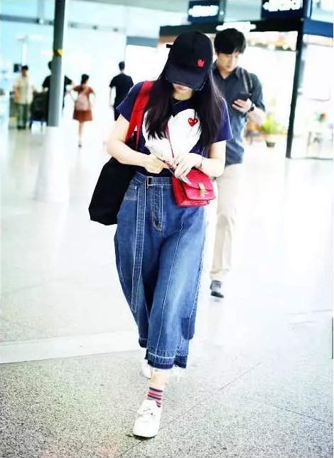 43岁阔太王艳这么肥的裤子也套得上去,网友:嫩到认不出!