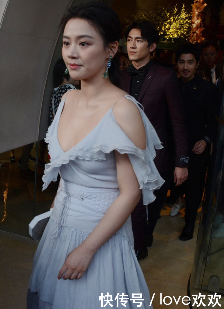 马思纯真大胆！穿吊带裙上身还大面积留白，网友：胸前无料真尴尬