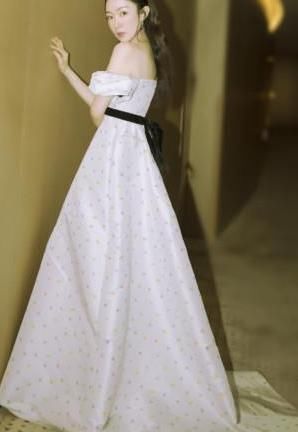 没想到霍思燕这么敢穿，20公分的高跟鞋，把脚都要立起来了！